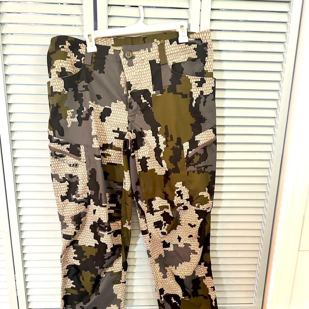 KUIU Sierra Pants Size 38 ( never worn or altetered)